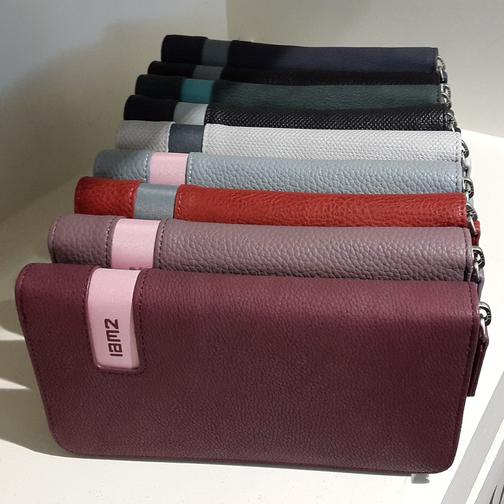 Zwei-Taschen und Börsen in zahlreichen Farben